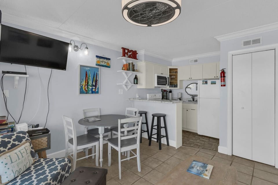 Dining area & Kitchen