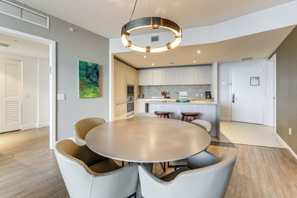Dining Area | Single-Story Condo | 15th-Floor Unit | Elevator Access