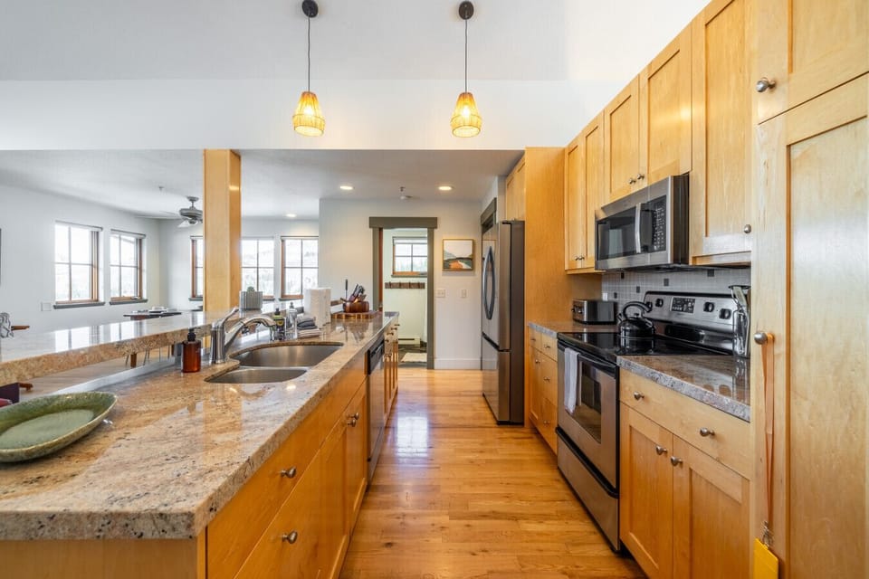 Full kitchen for meal prep with friends and family