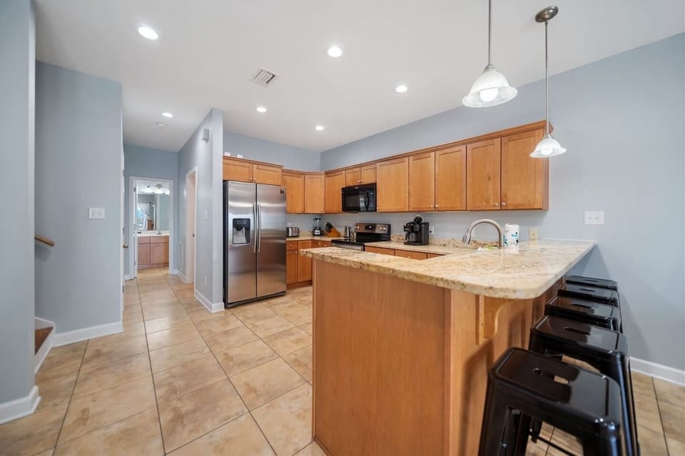 Breakfast bar with stools for 5