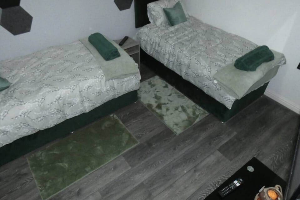 Bedroom with 2 single beds, Smart TV with wireless mobile screen sharing, single wardrobe and towels