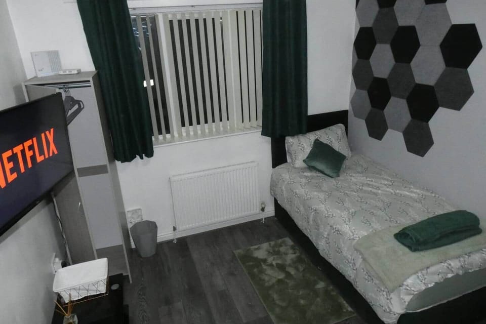 Bedroom with 2 single beds, Smart TV with wireless mobile screen sharing, single wardrobe and towels