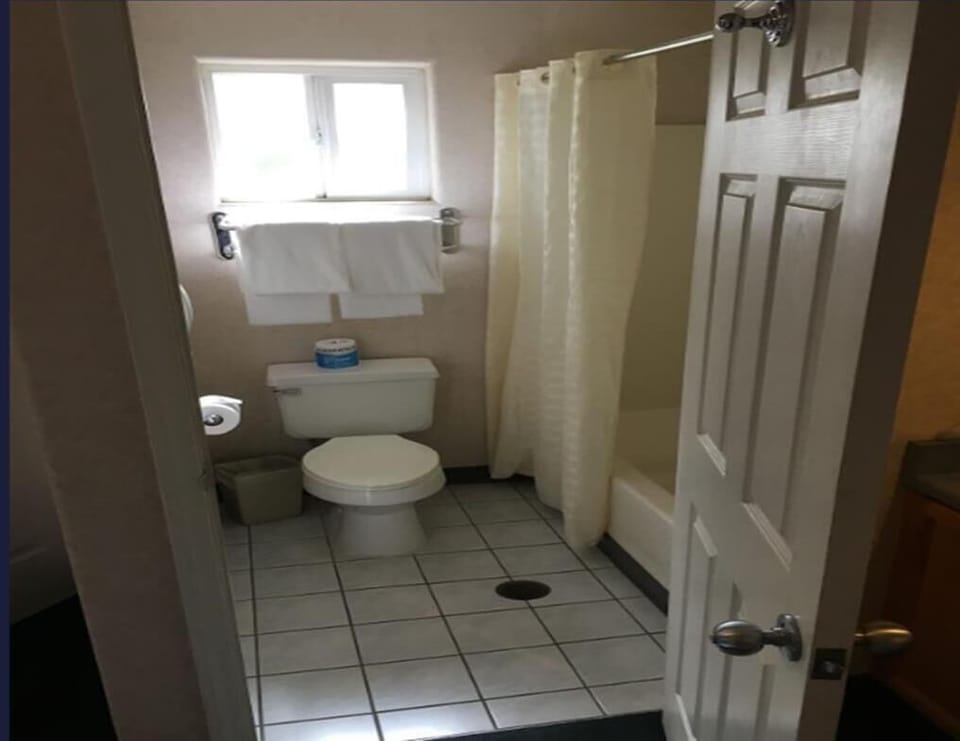 1 Queen Bed Room Accessible image 7