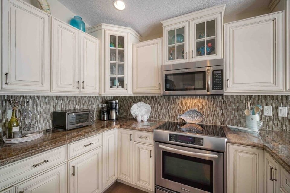 Full kitchen with full-sized appliances
