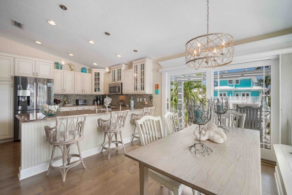 Dining area open concept to the kitchen