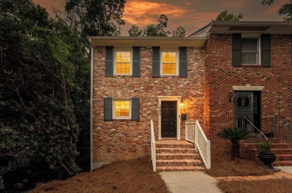 Welcoming Midtown townhouse entry, close to downtown, FSU, TMH, and restaurants.