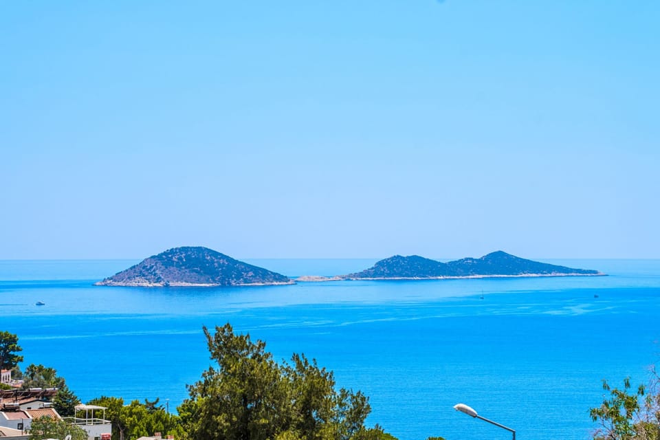 Feel the Mediterranean breeze from your poolside terrace%2E
