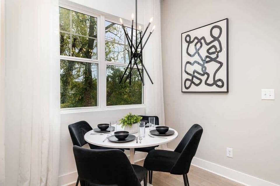 2nd Floor: Dining area with seating for 4 guests.
