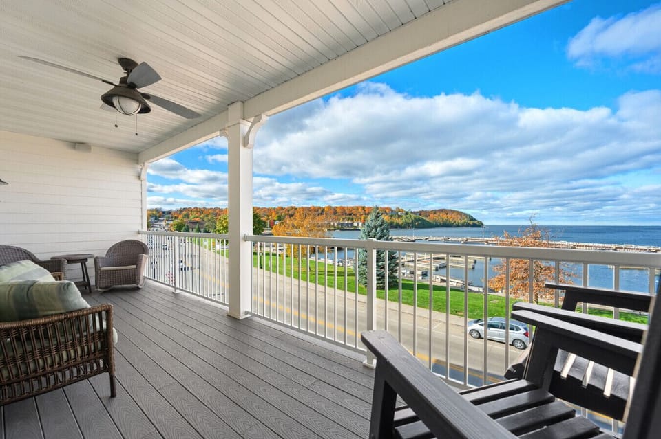 Balcony Bliss: Sip morning coffee with stunning marina views from the 3rd floor!