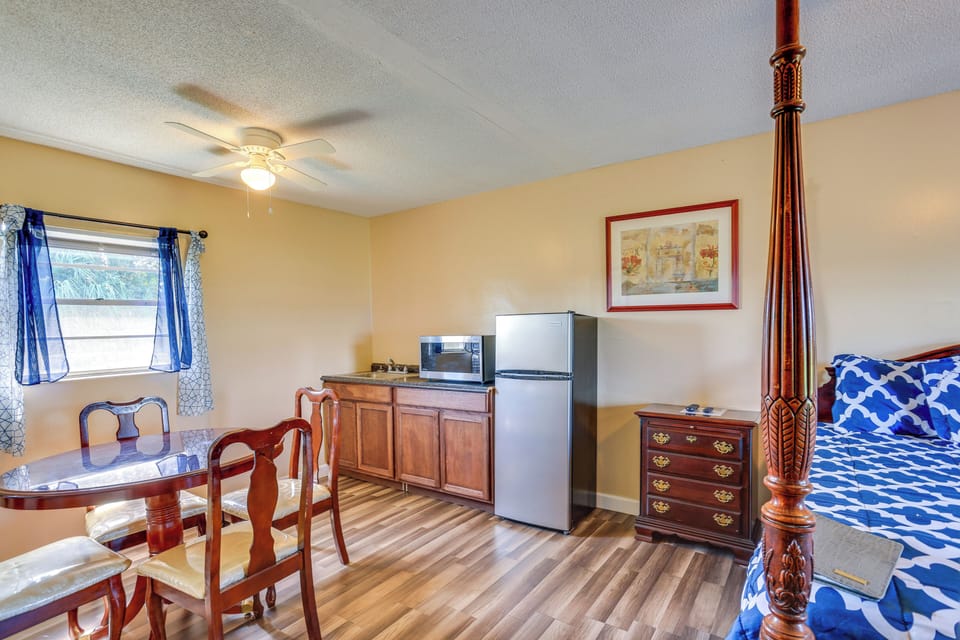 Kitchenette | Dining Area | Drip Coffee Maker | Hot Plate