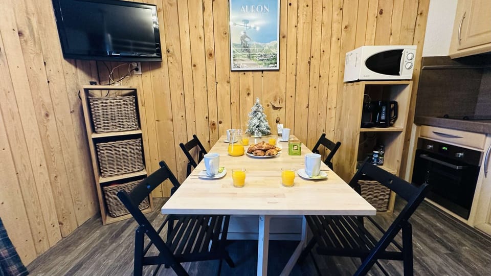 Whether there are two of you, four of you, family or friends, this spacious table is perfect for getting together, sharing a meal, or simply enjoying each other's company.