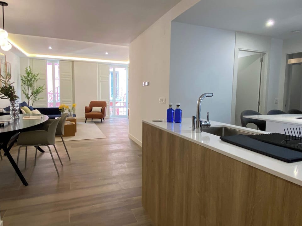 Contemporary kitchen with breakfast bar.