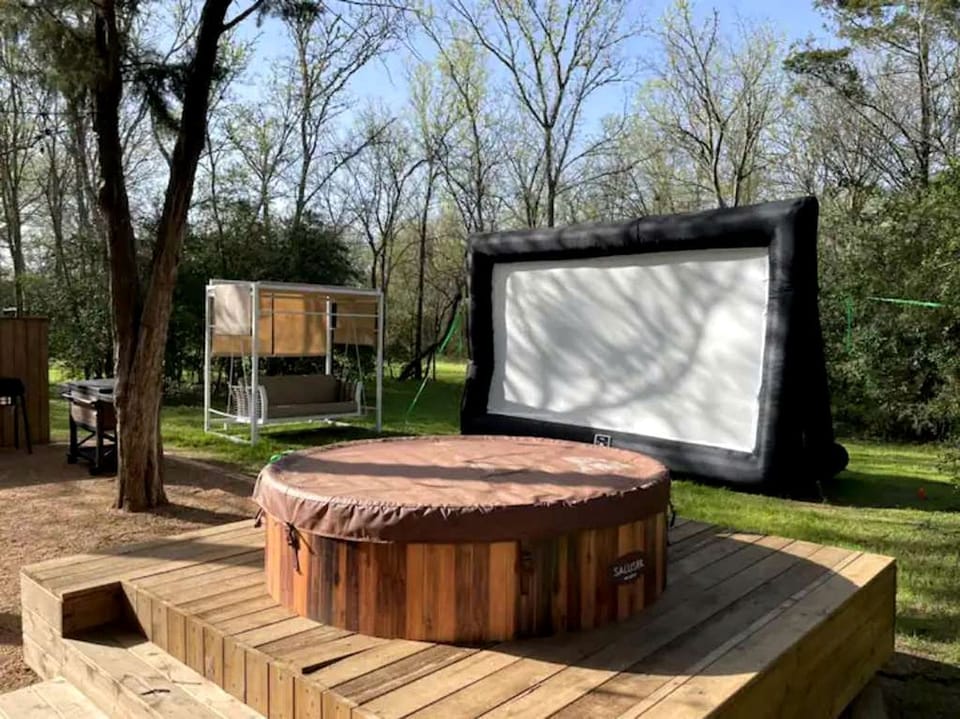 Outdoor spa tub