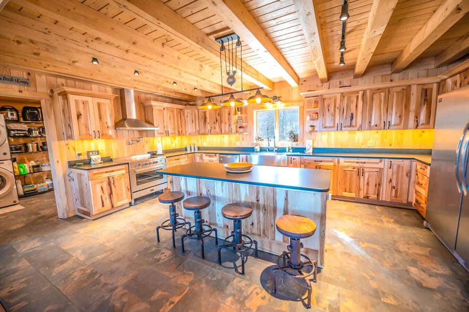 Fully equipped kitchen open to dining area