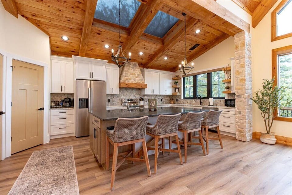 Fully Equipped Kitchen w/Island (Seats 4)