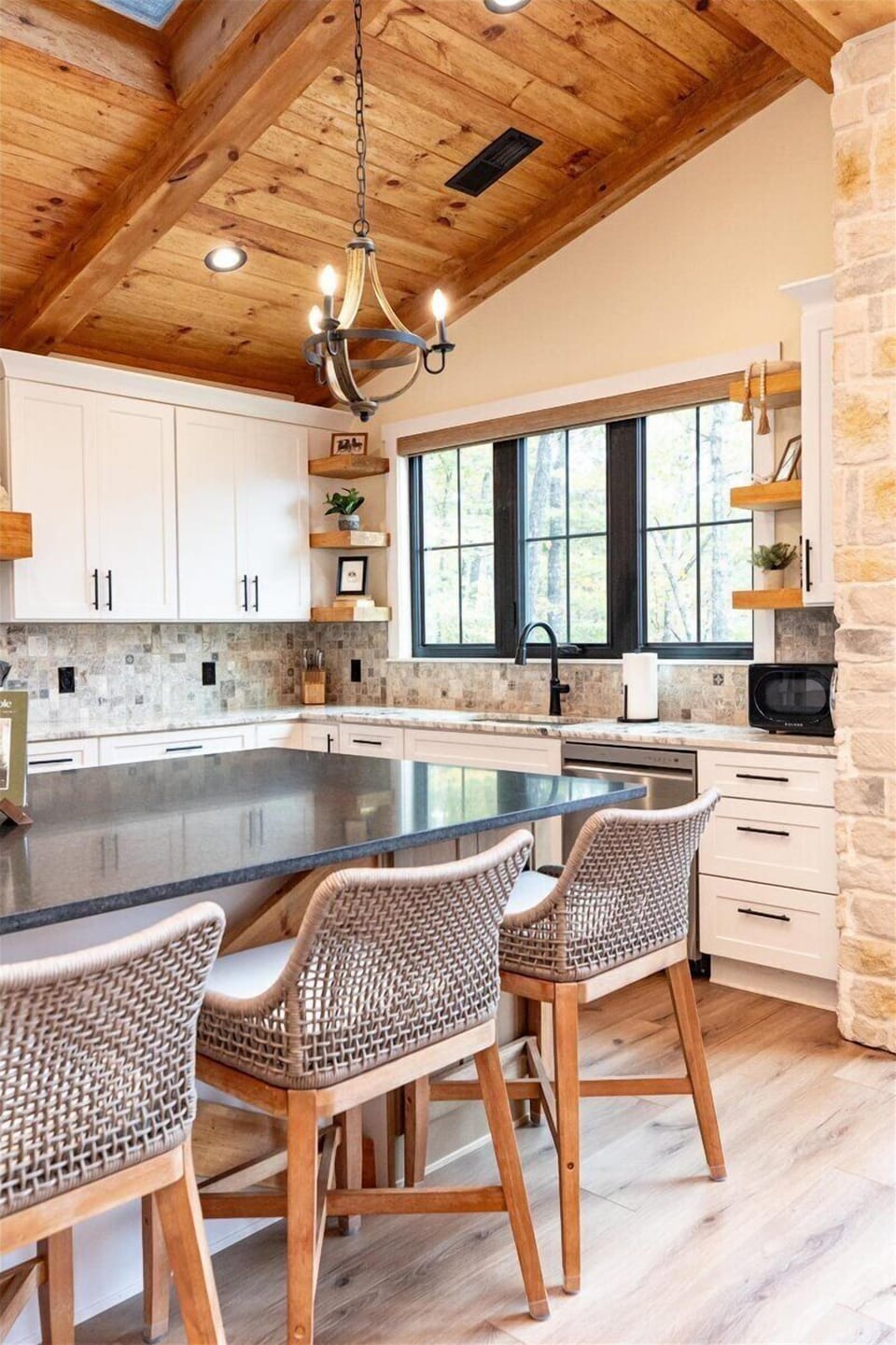 Fully Equipped Kitchen w/Island (Seats 4)