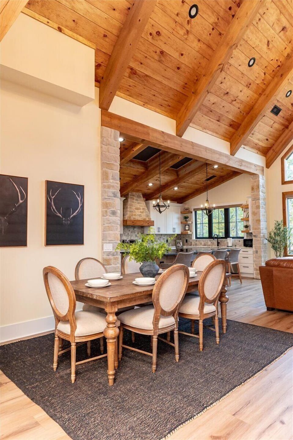 Dining Area (Seats 6)