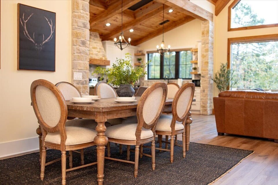 Dining Area (Seats 6)