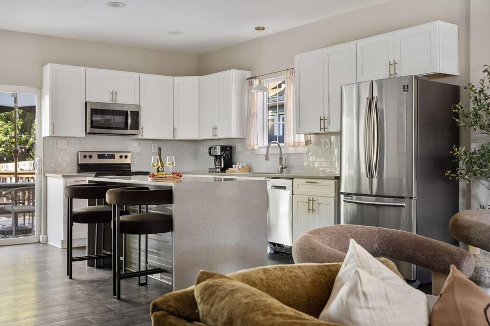 Bright, modern, and open — a kitchen made for gathering.