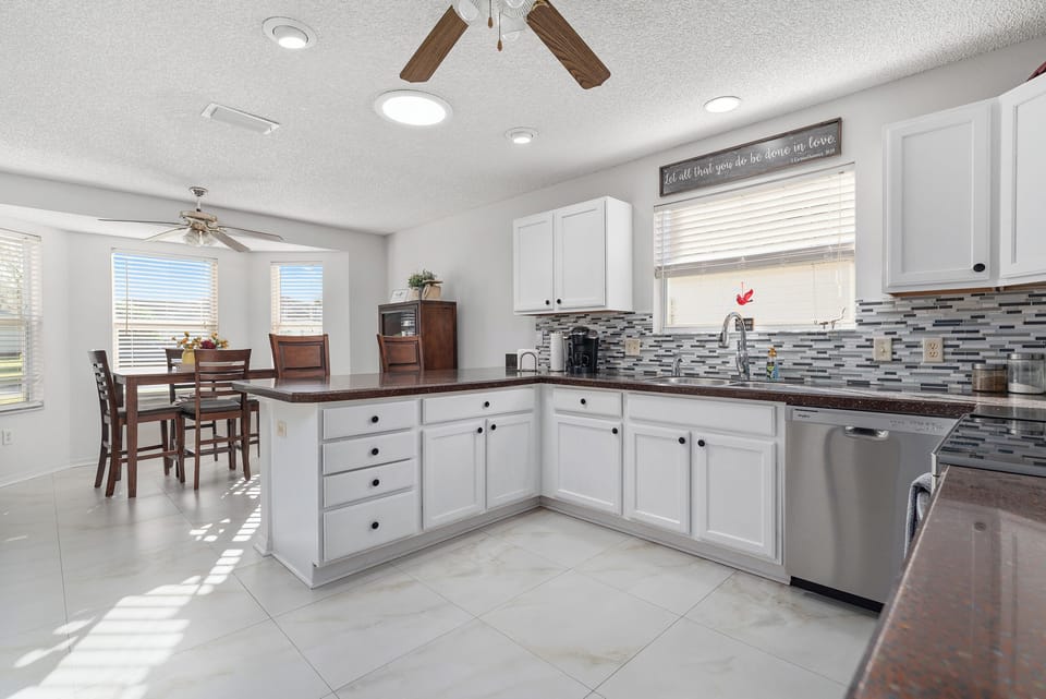 Modern Kitchen w/ All Cooking Necessities