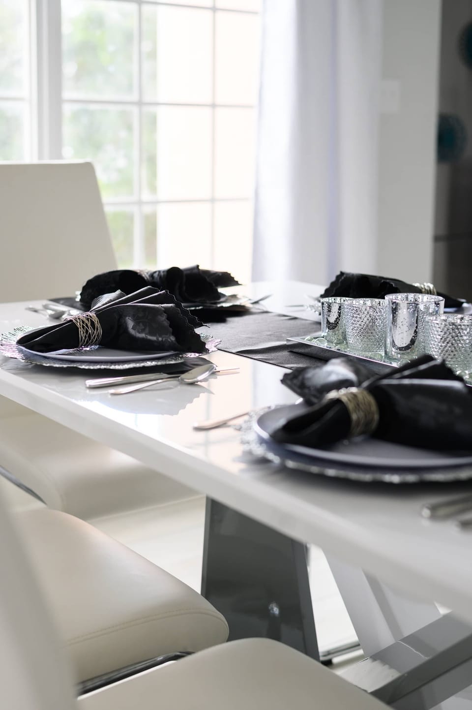 The open layout keeps everyone connected — from kitchen to table to living room.