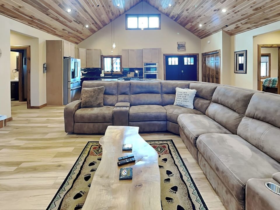 Living Area w/ Large Sectional - Room for Everyone!