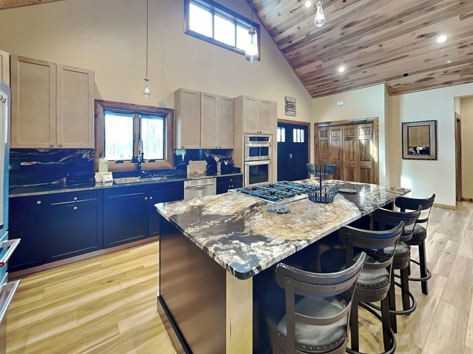 Full Kitchen w/ Breakfast Seating for 4