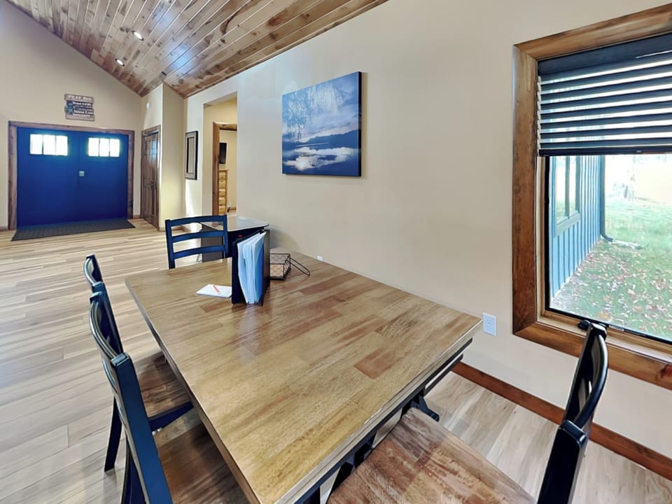 Dining Table w/ Seating for 6
