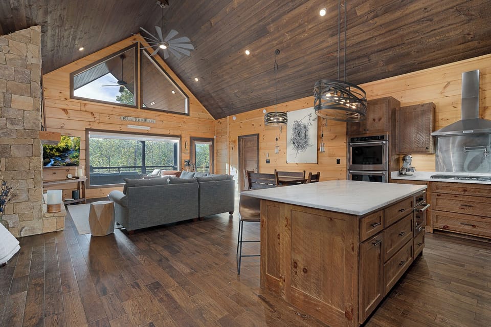 Great Trails Lodge - Open Concept Entry Level