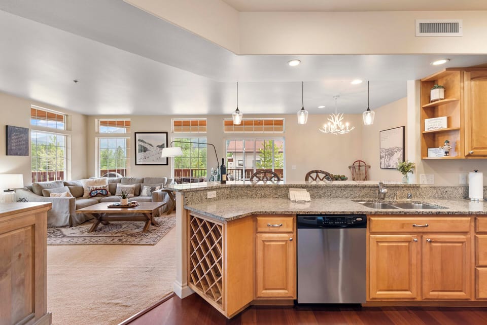 Kitchen with Eating Space at the Bar
