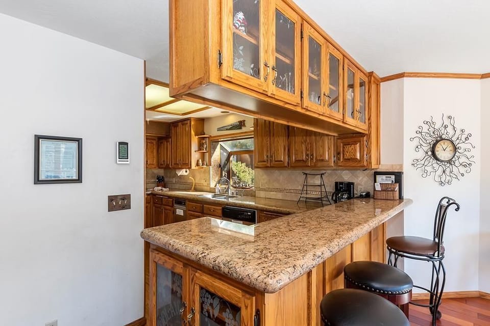 Kitchen Breakfast Bar