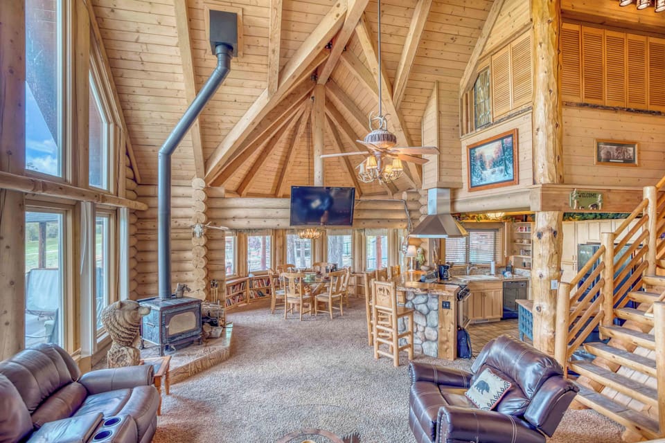 Woody living and dining room with fireplace