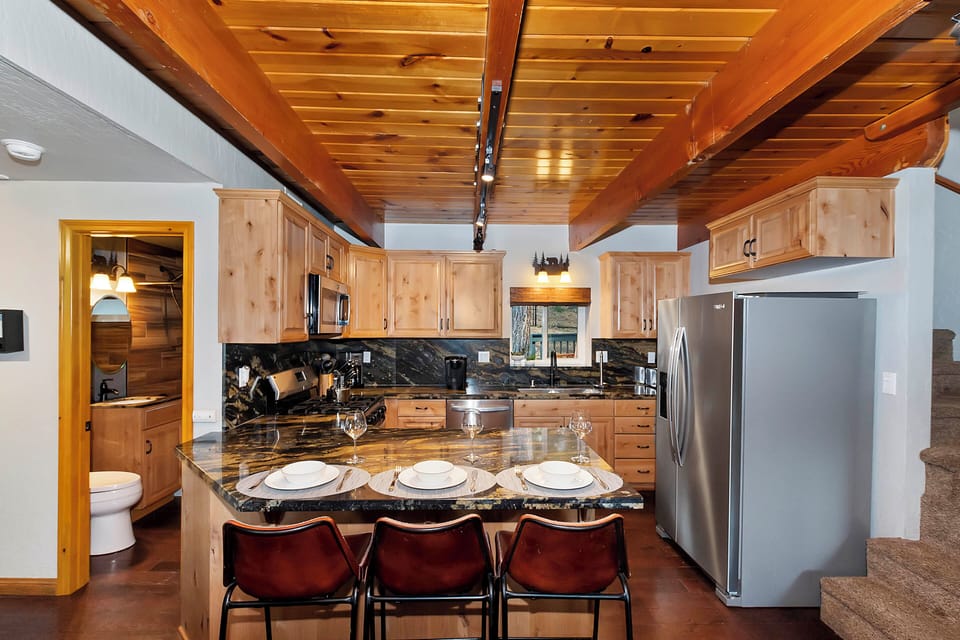 Breakfast Bar and Kitchen 2