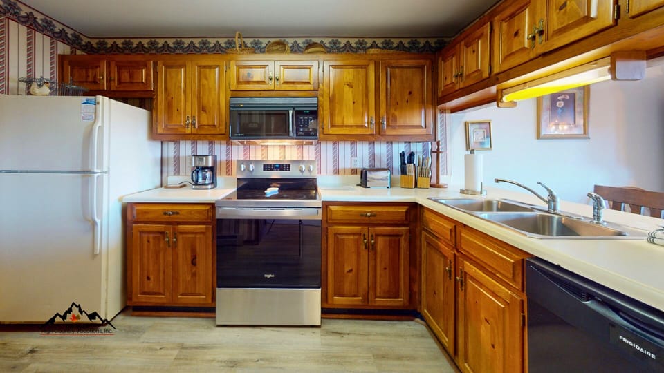 Kitchen with oven/stove and microwave
