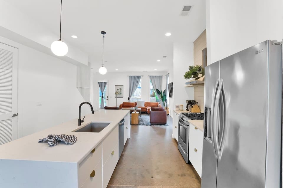 Full kitchen for all of your cooking needs