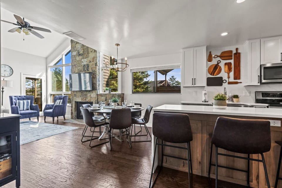 Open layout, perfect for dining, laughing and preparing meals
