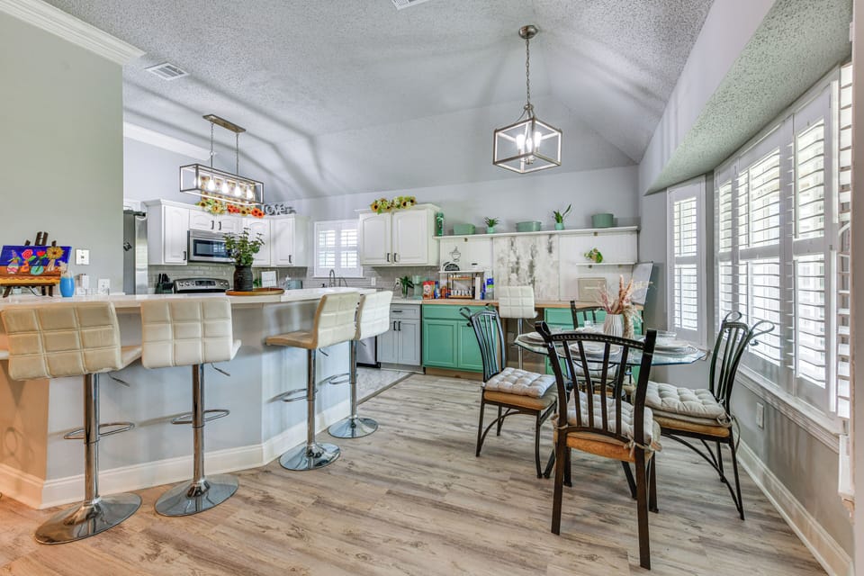 Kitchen | Breakfast Bar | Dining Table
