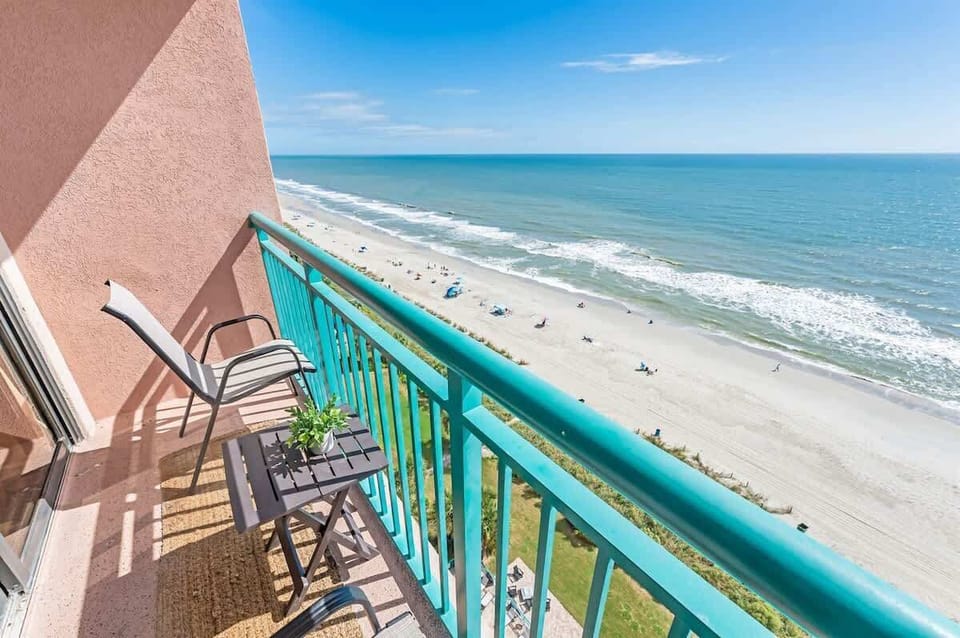 Balcony with Amazing Views of the Ocean☀️