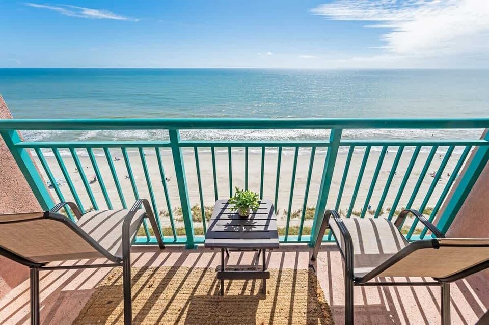 Balcony with Amazing Views of the Ocean☀️