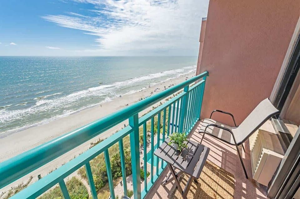 Balcony with Amazing Views of the Ocean☀️