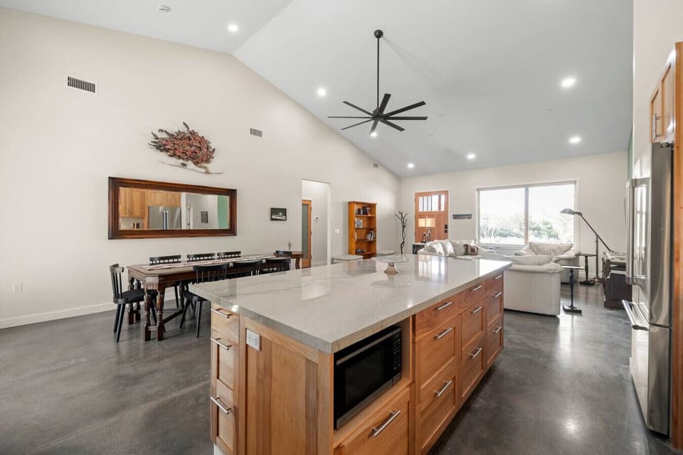 Island counter in the kitchen, perfect for entertaining and preparing meals