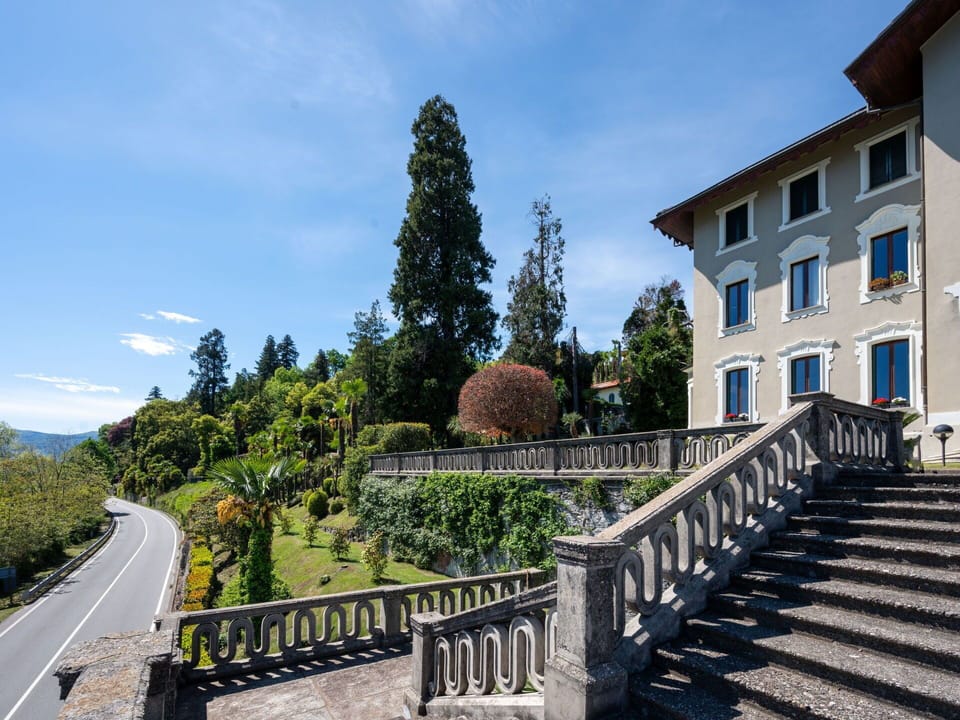 Shrub, Garden, Landscaping, Estate, Evergreen, Villa, Hedge, Mansion