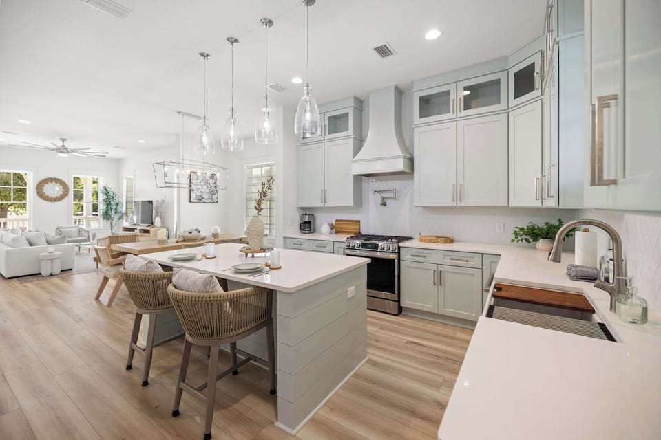 Kitchen: 2 seating breakfast table