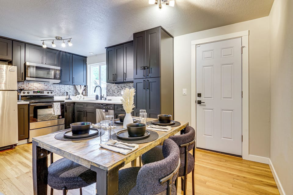 Dining Area | 1st Floor | Dishes & Flatware Provided