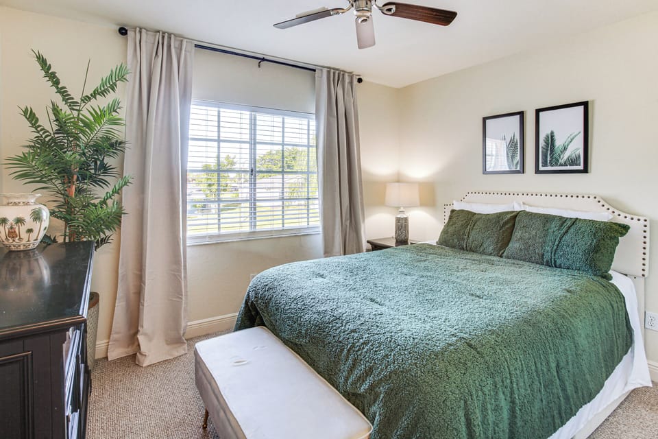 Bedroom 2 | Queen Bed