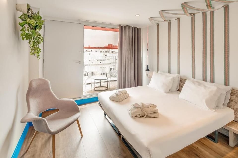 Deluxe Queen size bedroom with ensuite bathroom and private balcony! 
