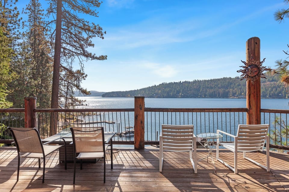 Lakefront Property - Gorgeous lakefront views at your fingertips!