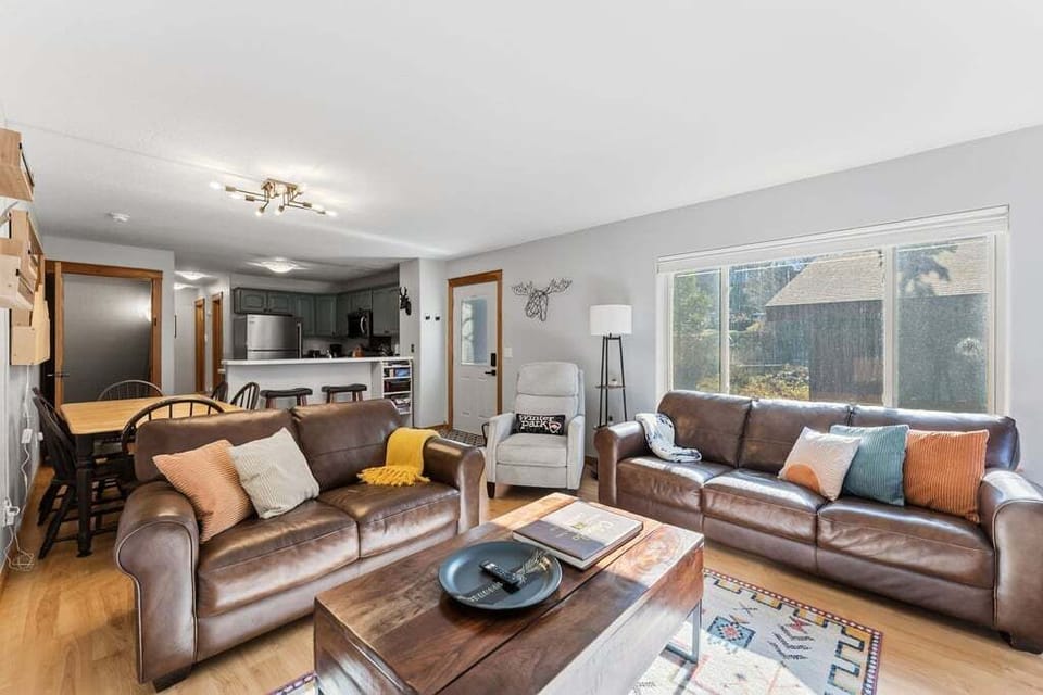 Sink into these plush leather sofas and enjoy your spacious open-plan living area, where natural light fills the room through large windows.