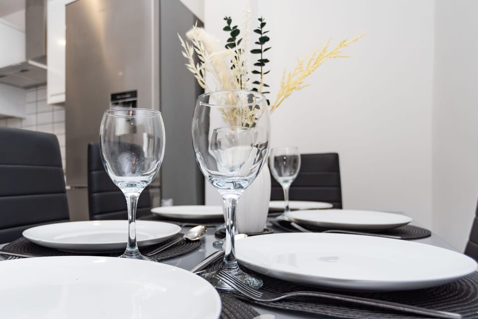 Comfortable dining arrangements perfect for you and your team — ideal for shared meals, planning sessions or relaxing together after work.