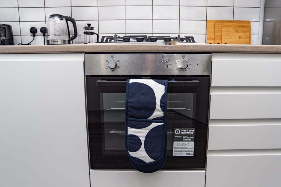 Easy-to-use electric oven with all the cookware and essentials you need to batch-cook or prepare meals for yourself, your family or your team.